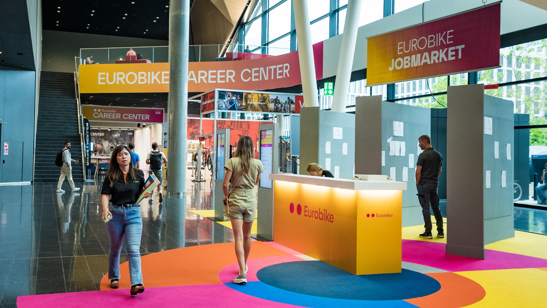Besucher im EUROBIKE Jobmarkt Bereich