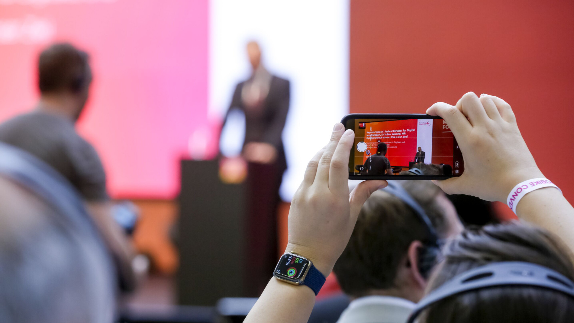 Besucher filmt Pressekonferenz auf der EUROBIKE