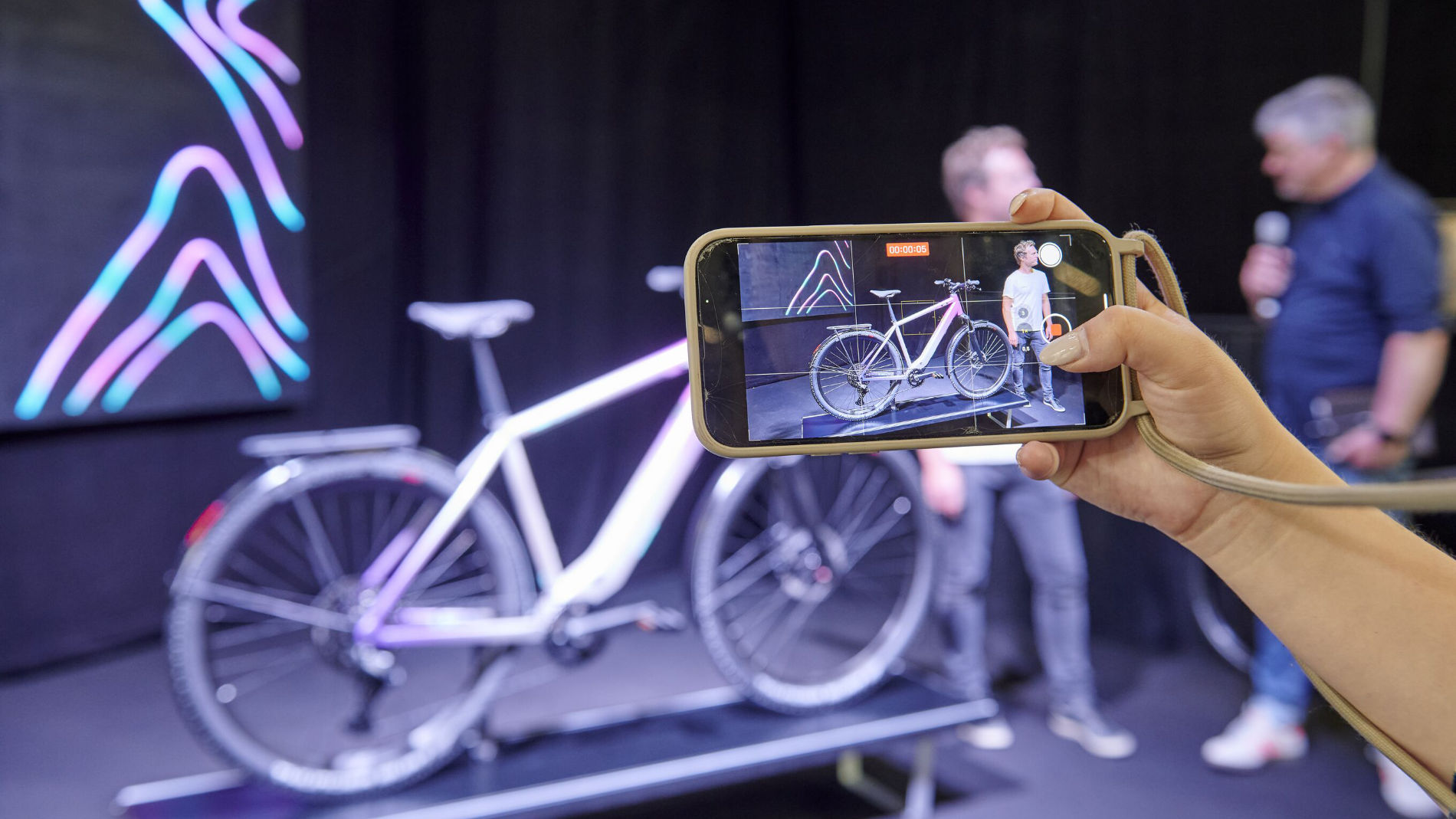 Präsentation einer Fahrradneuheit vor Pressepublikum