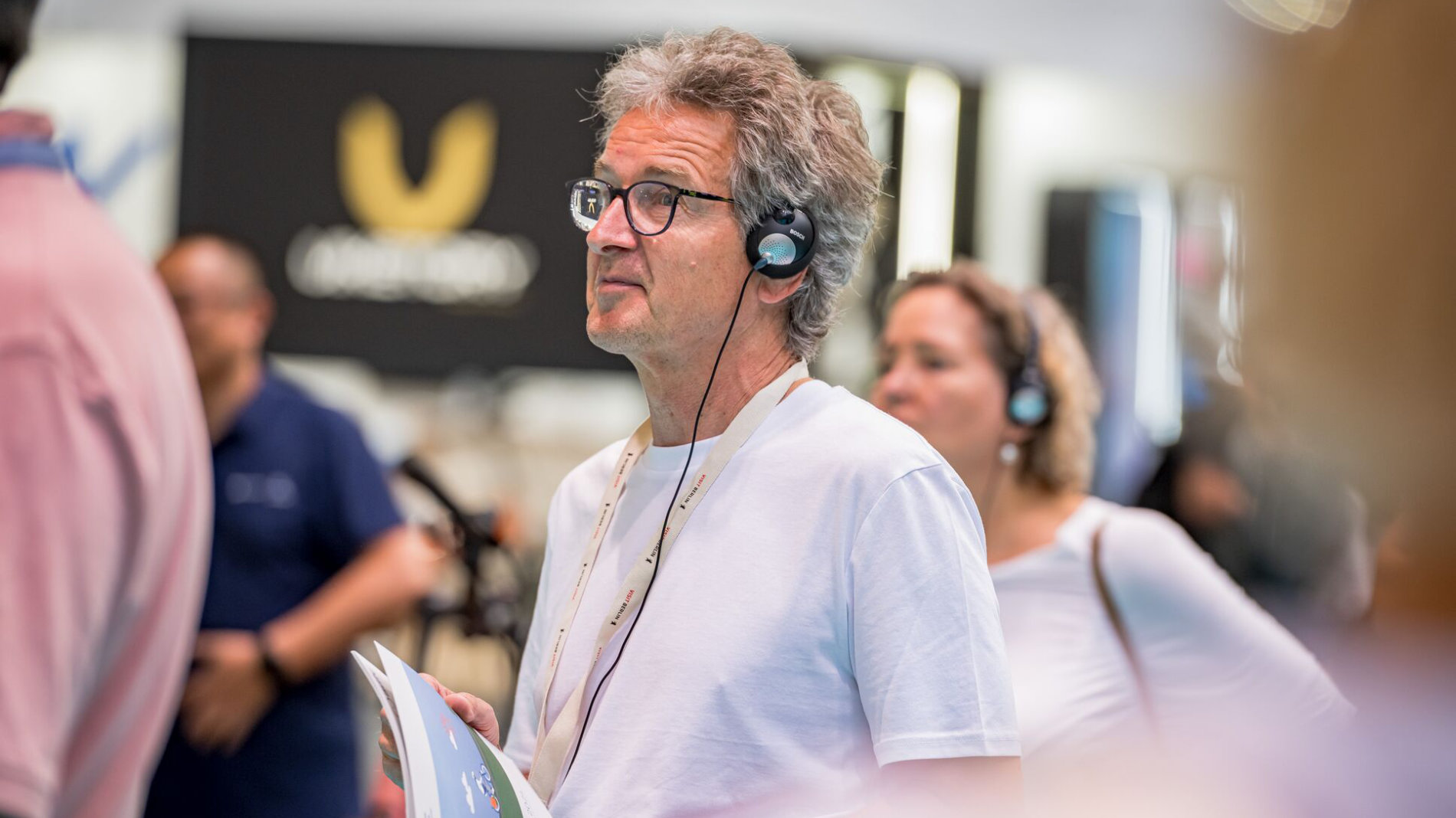 Besucher mit Headset bei selbstgeführter EUROBIKE Tour
