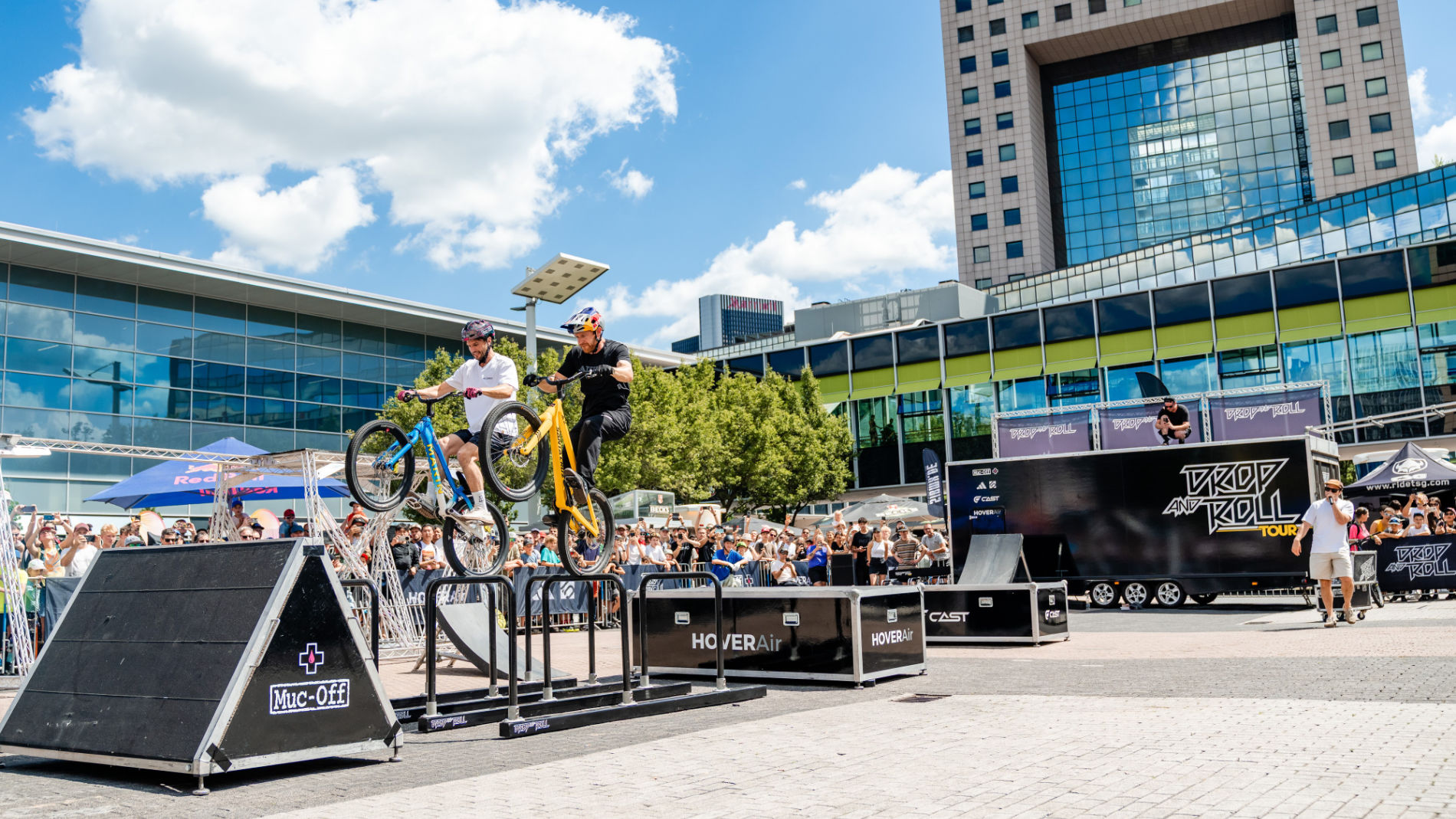 BMX Fahrer zeigen Stunts bei Event
