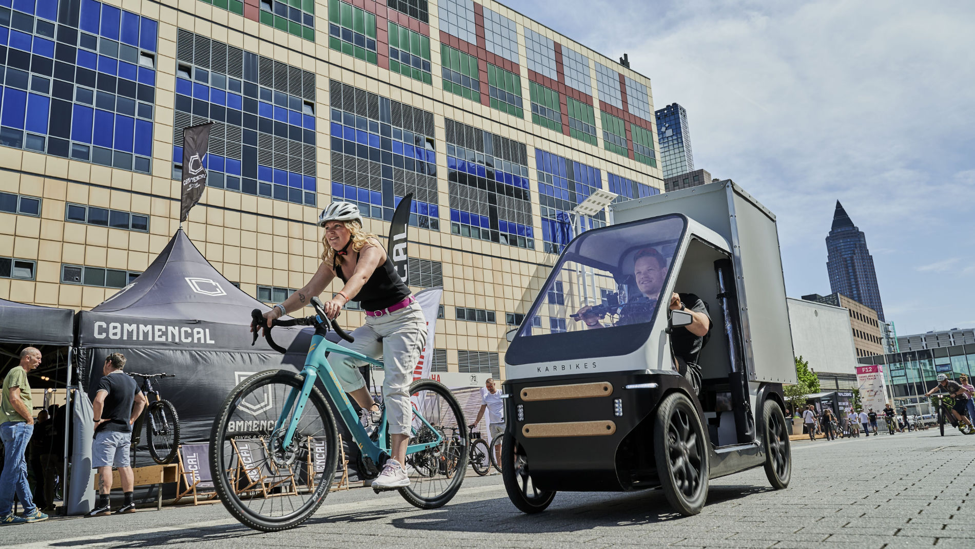 Radfahrerin neben elektrischem Lieferfahrzeug in Stadt
