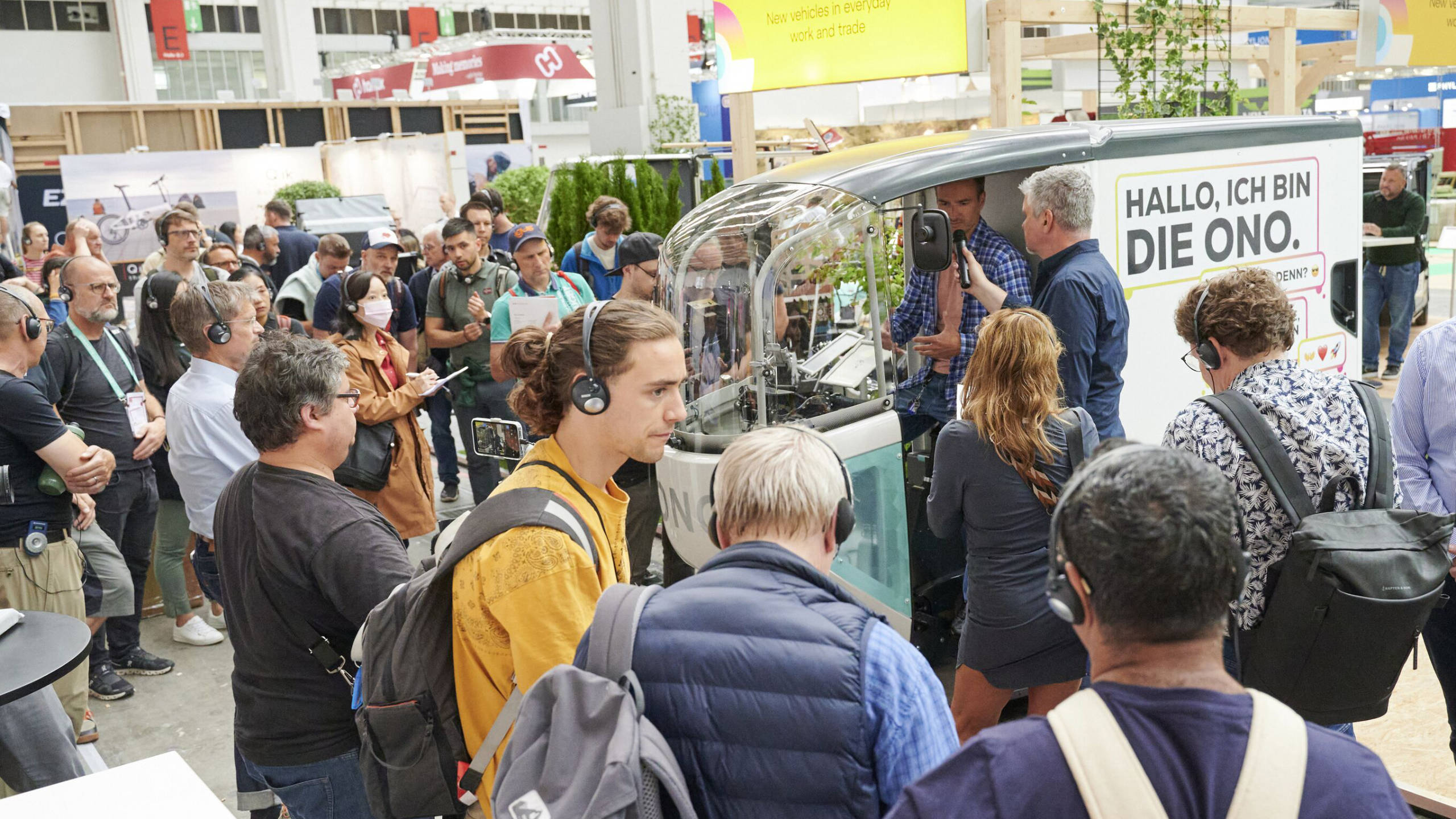 Besucher testen autonomes Fahrzeug auf Messe