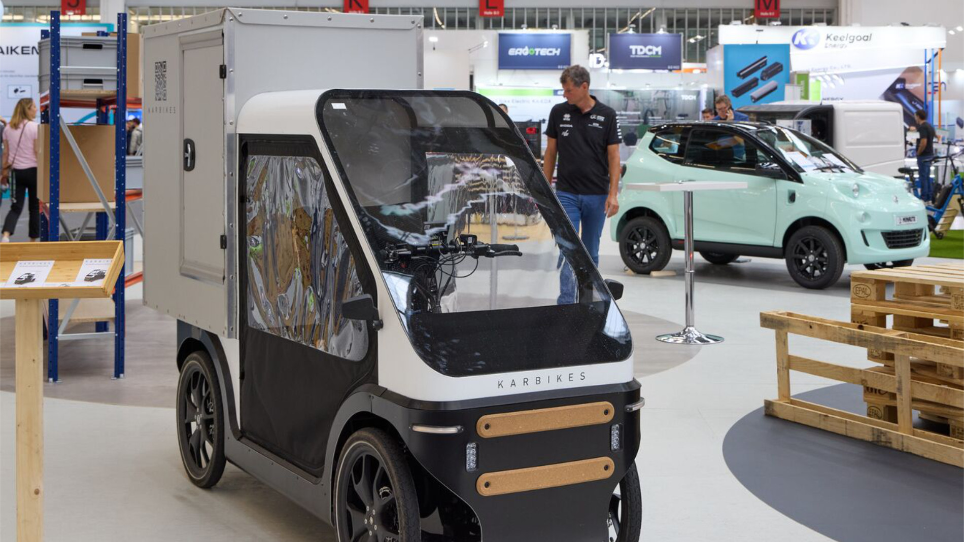 Kompaktes elektrisches Transportfahrzeug auf Messe