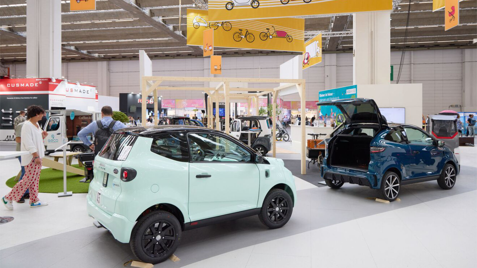 Elektrische Kleinstwagen auf Mobilitätsmesse