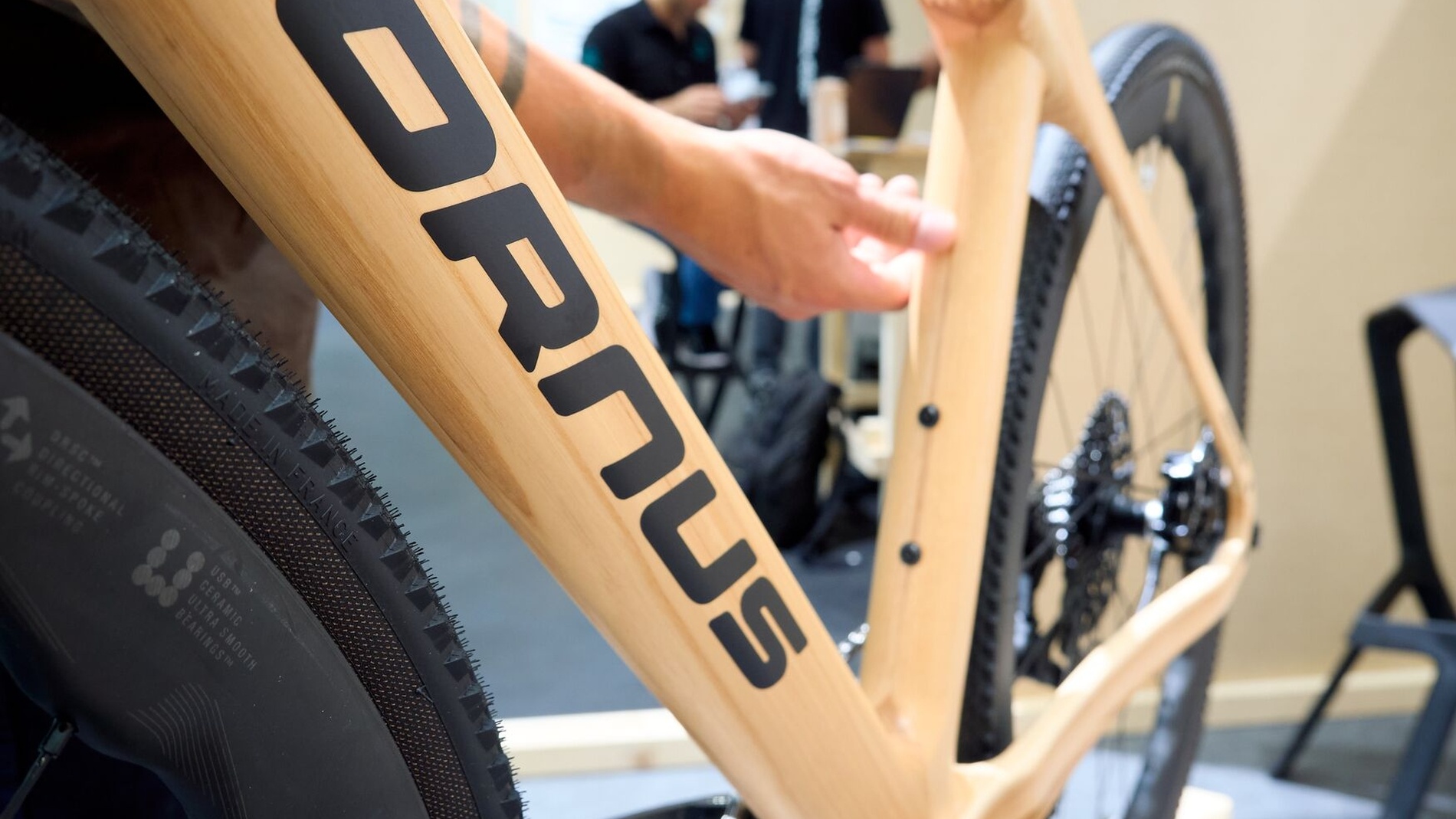 Detailaufnahme Fahrradrahmen mit Marke „DRNOS“