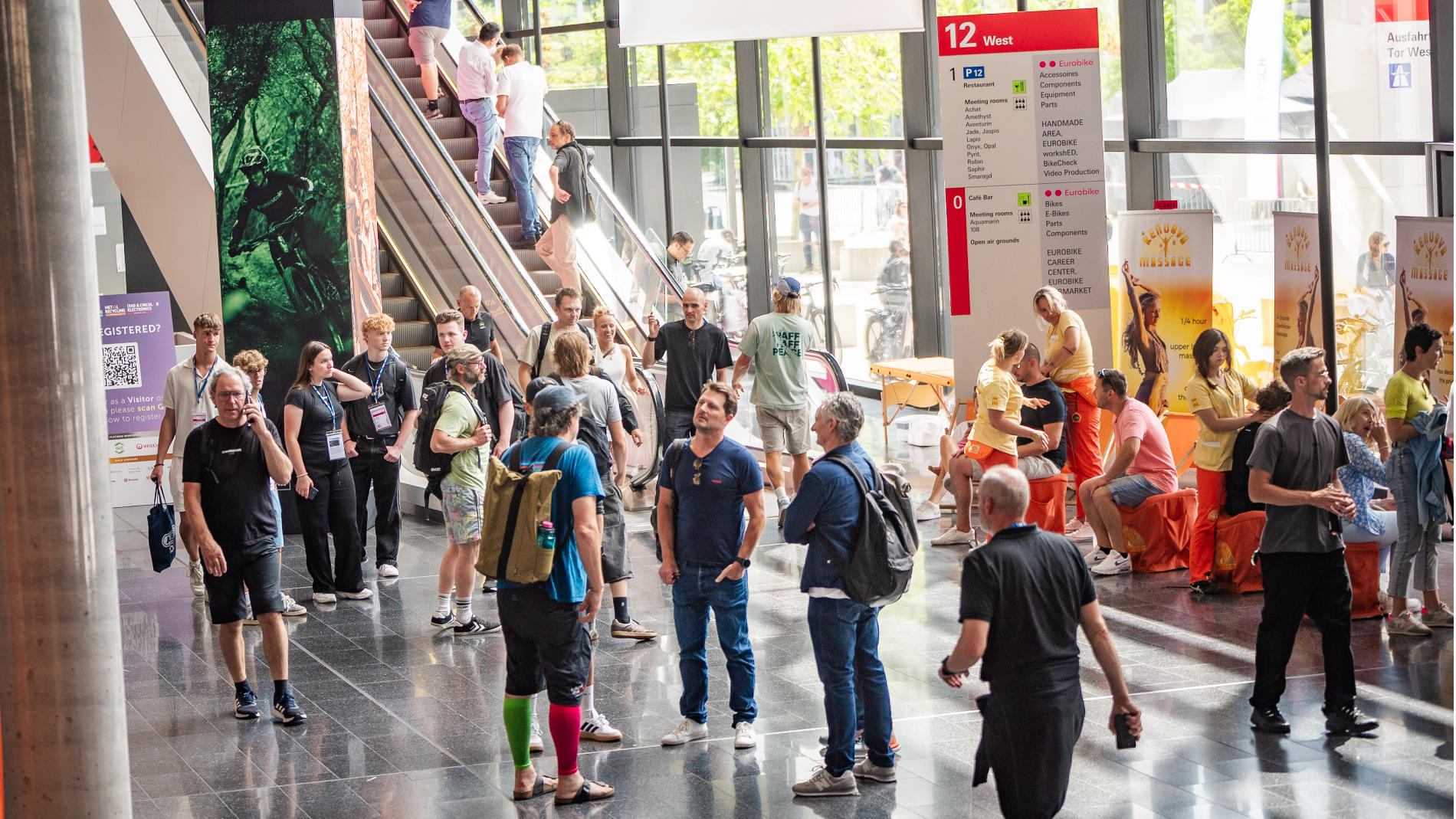 Messebesucher in Ausstellungshalle