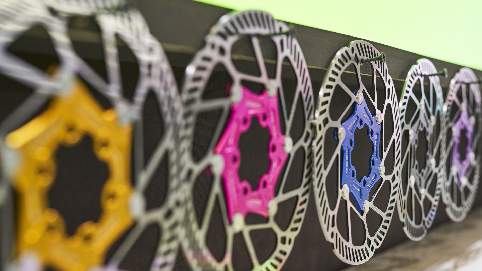 Bunte Fahrrad-Bremsscheiben im Produktdisplay auf Messe