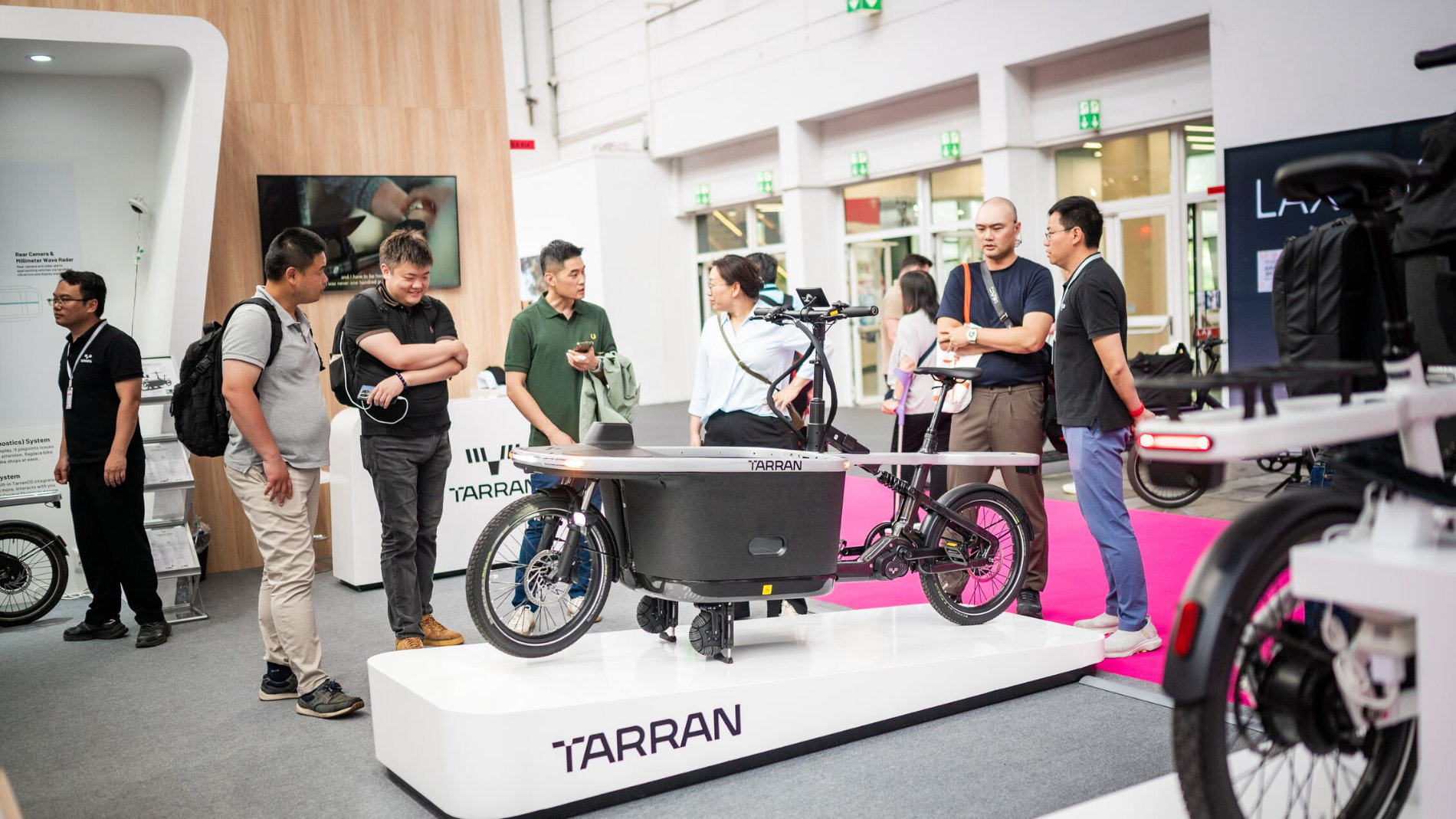 Besucher der EUROBIKE betrachten Lastenrad