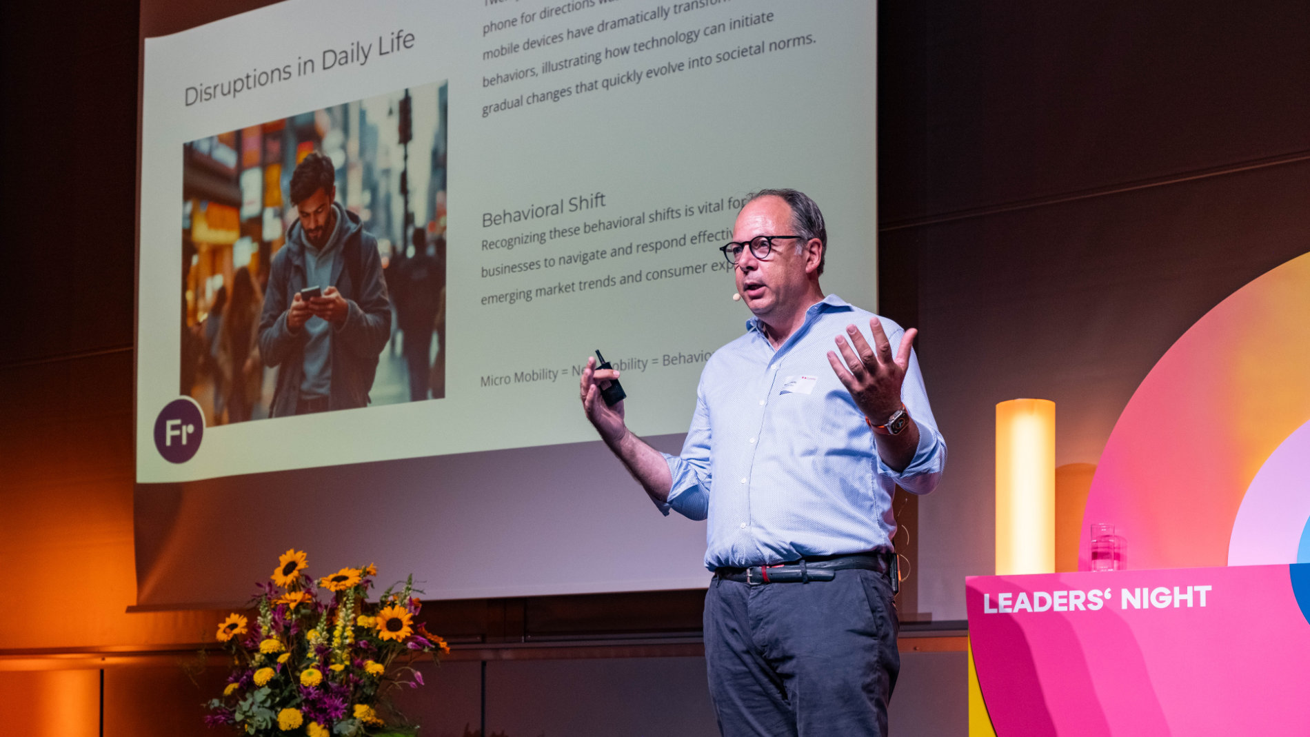 Speaker präsentiert Innovationen auf der Bühne