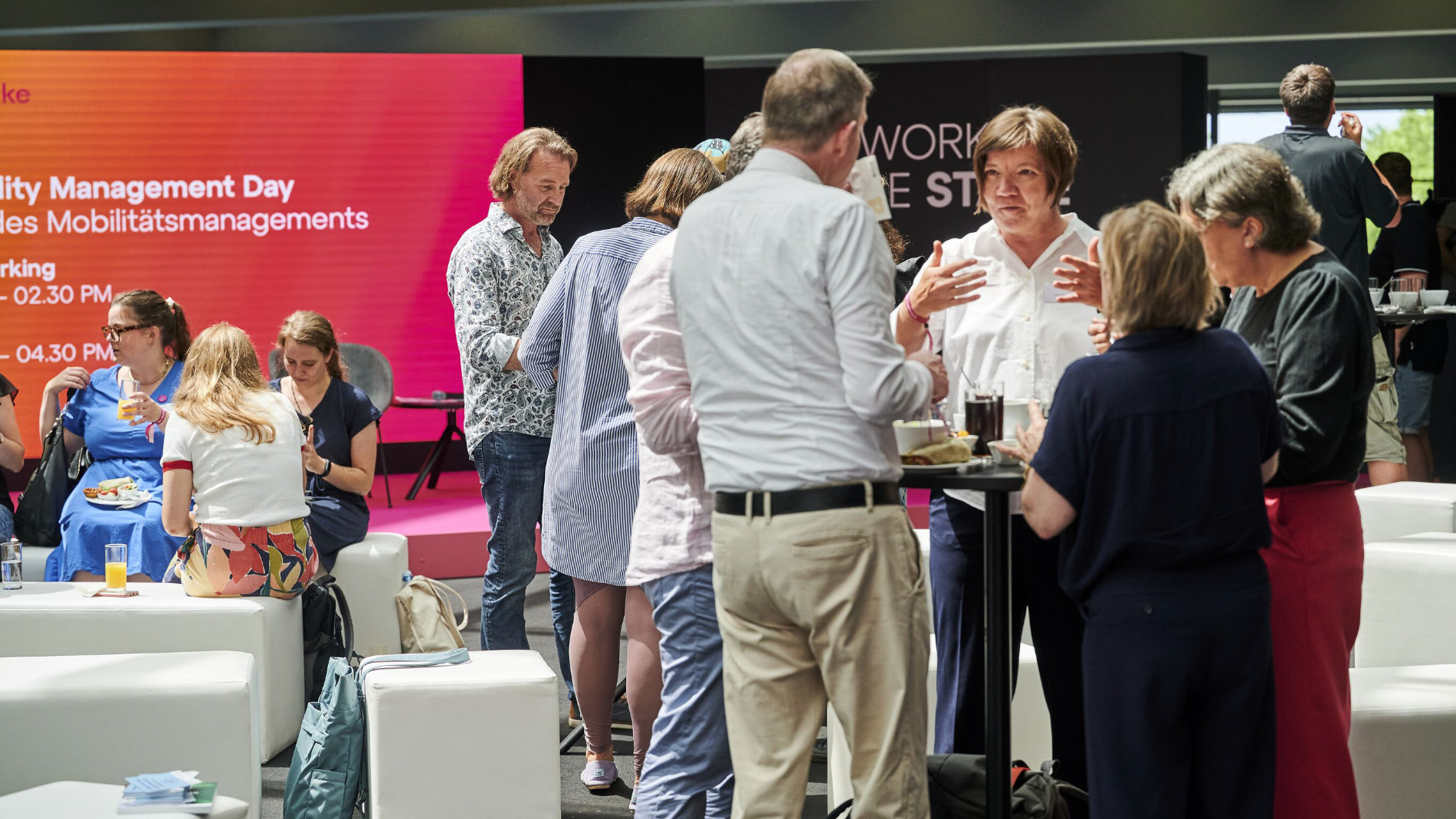 Menschen stehen und sprechen bei Messeveranstaltung