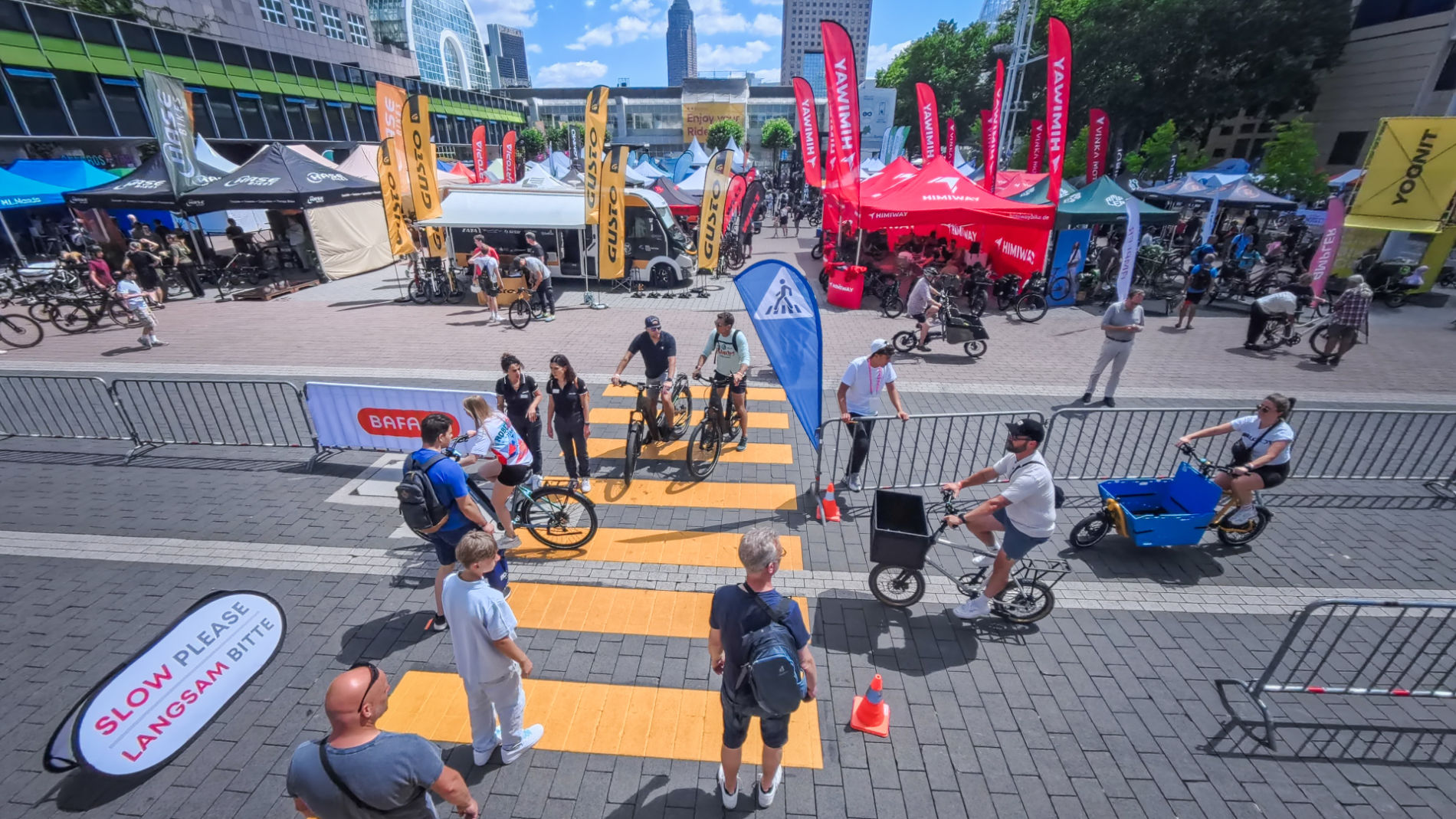 Besucher und Fahrräder im Outdoor-Festivalbereich
