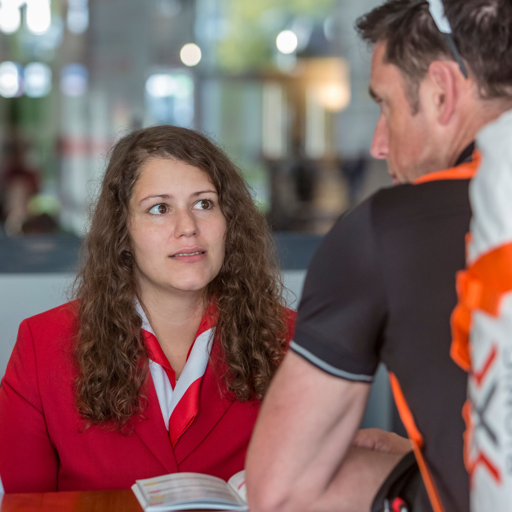 Beratungsgespräch zwischen Infoservice und Besucher