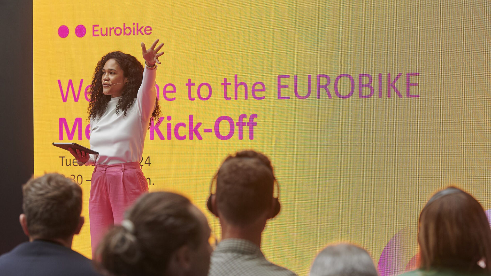 Sprecher auf Bühne beim Eurobike Media Kick Off