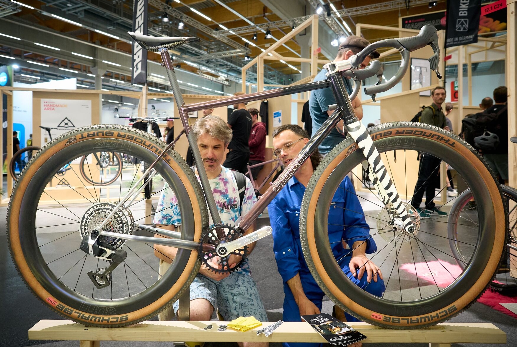 Halle 12.1, Handmade Area: Leovelo baut Stahlrahmen custom made auf Maß in Leipzig