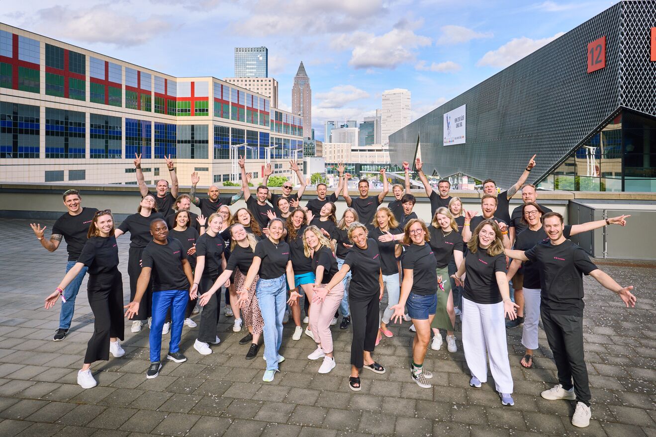 Mountainbike auf Messepräsentation mit Besuchern