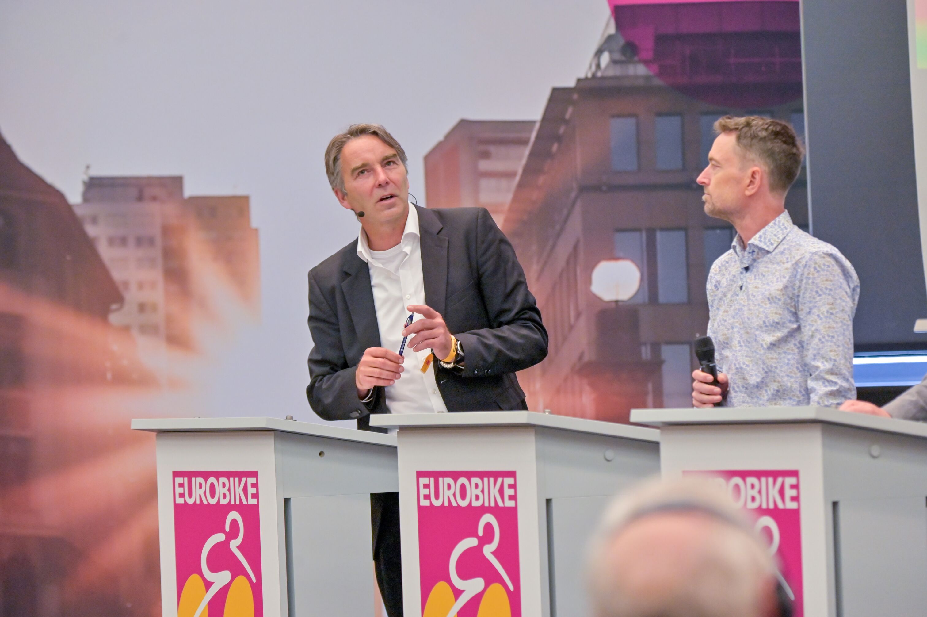 Eurobike-Wirtschaftspressekonferenz: Moderator Frank Puscher im Gespräch mit Stefan Reisinger, Geschäftsführer des Eurobike-Veranstalters fairnamic GmbH