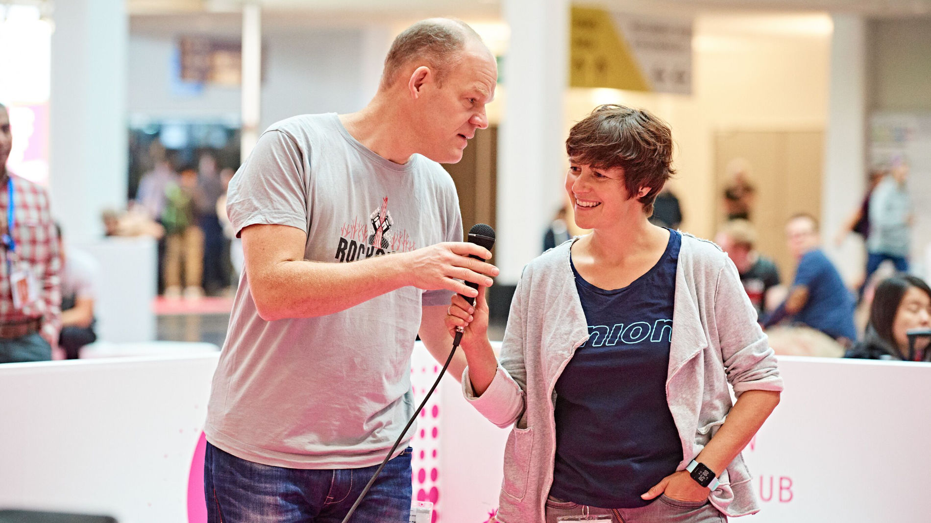 Interview auf Messe mit Mikrofon im Pressebereich