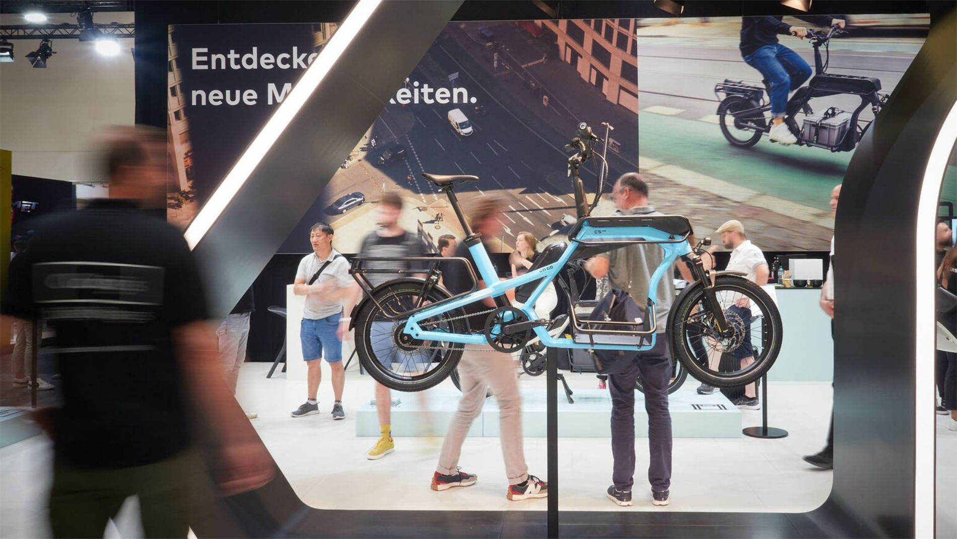 Cargo-E-Bike auf Messestand mit Besuchern