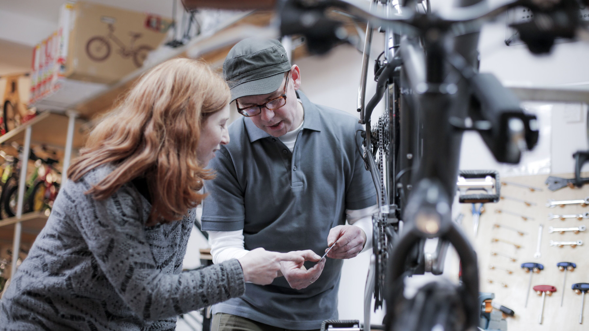 Beratung in moderner Fahrradwerkstatt