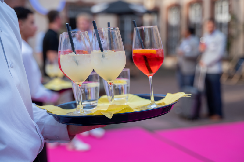 Ein Fahradfahrer springt mehrere Meter in der Luft. Im Hintergrund ist die Skyline Frankfurts zu sehen.