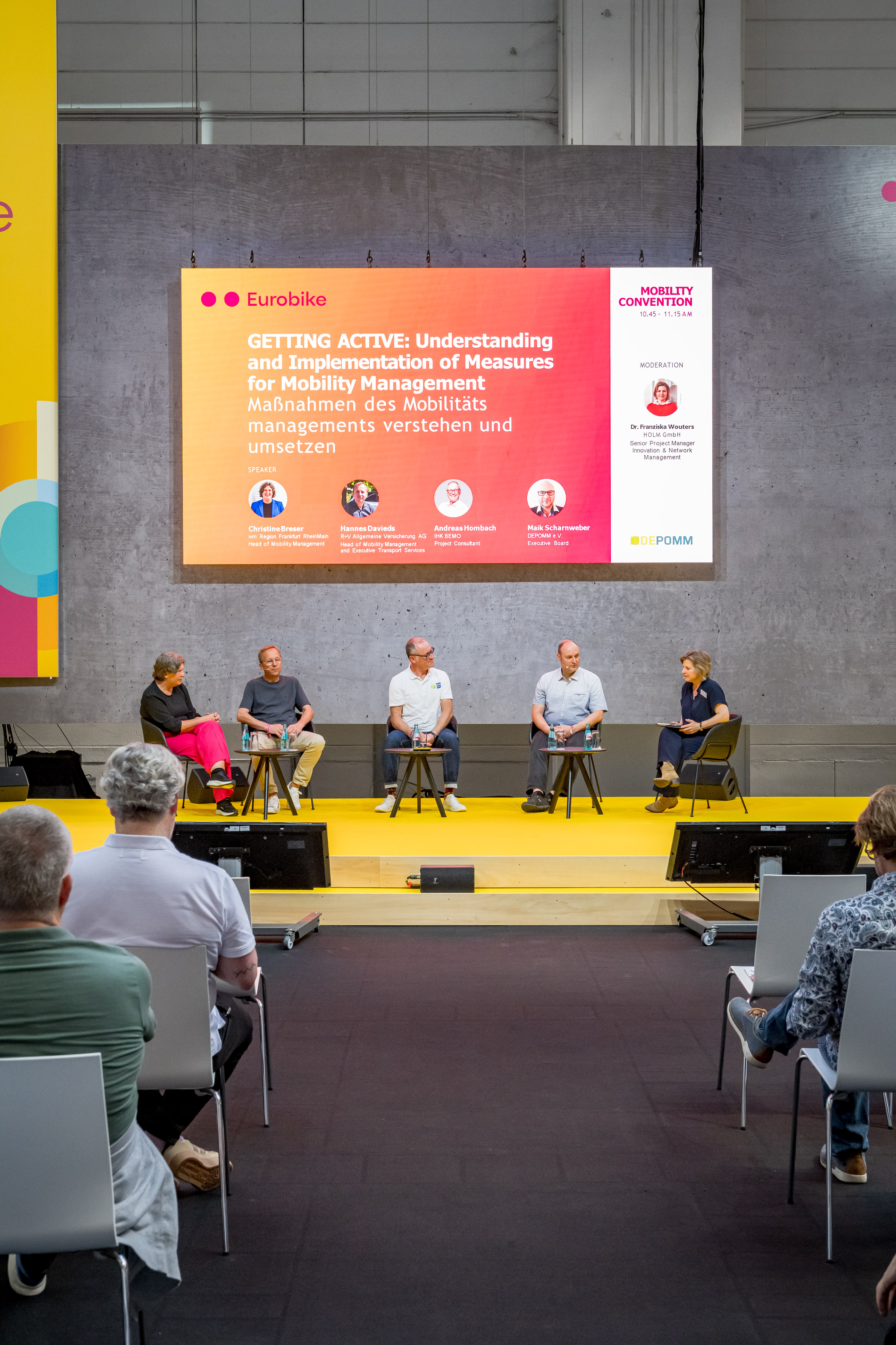 Ein Fahradfahrer springt mehrere Meter in der Luft. Im Hintergrund ist die Skyline Frankfurts zu sehen.