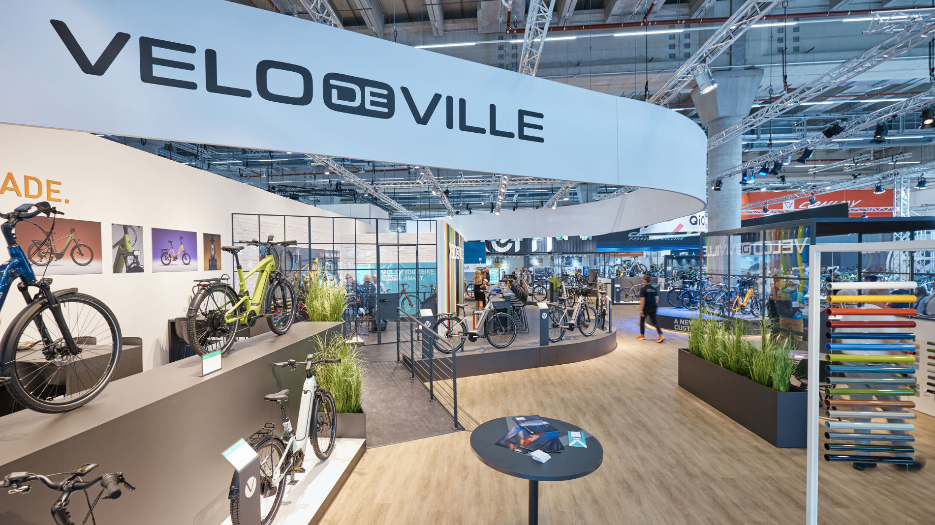 Grosses Standbauelement wird in Messehalle montiert