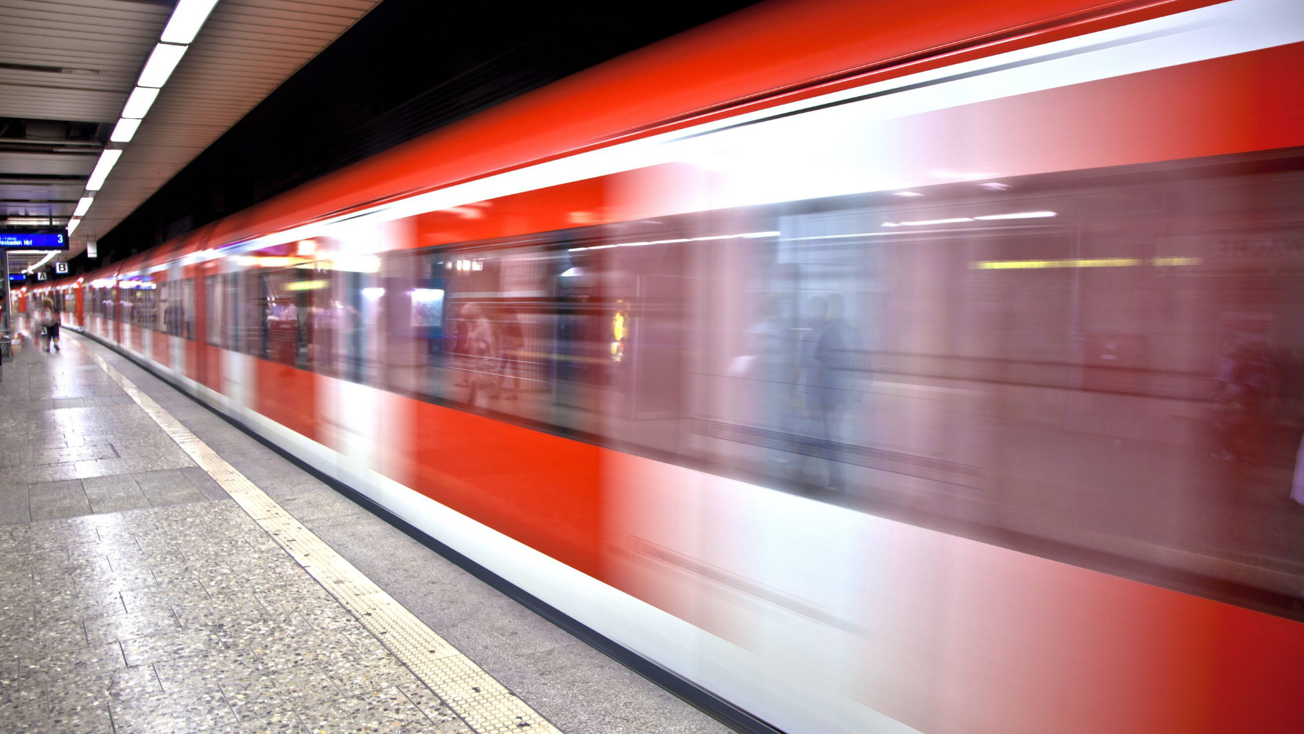 Rote S-Bahn fährt in Bahnhof ein